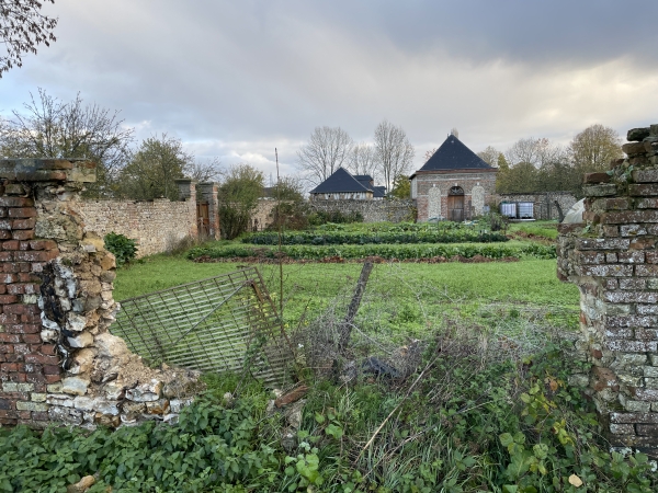 Vieux jardin clos le long du chemin du Seigneur.