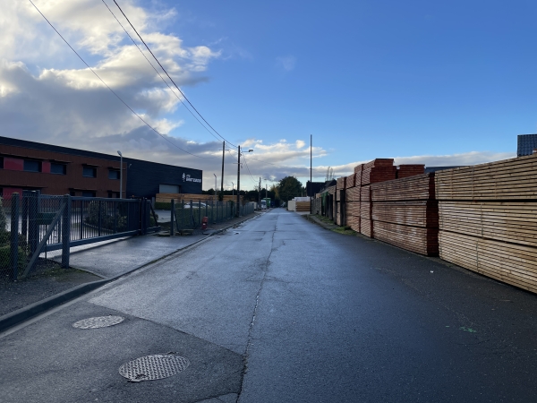Nous traversons la zone d'activité de Boulleville, dominée par la filière bois.