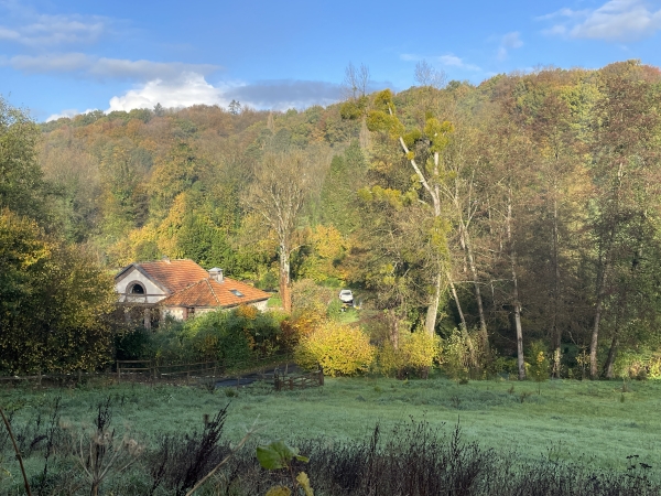 Nous redescendons dans la vallée. On voit à gauche un ancien moulin sur le ruisseau des Godeliers.