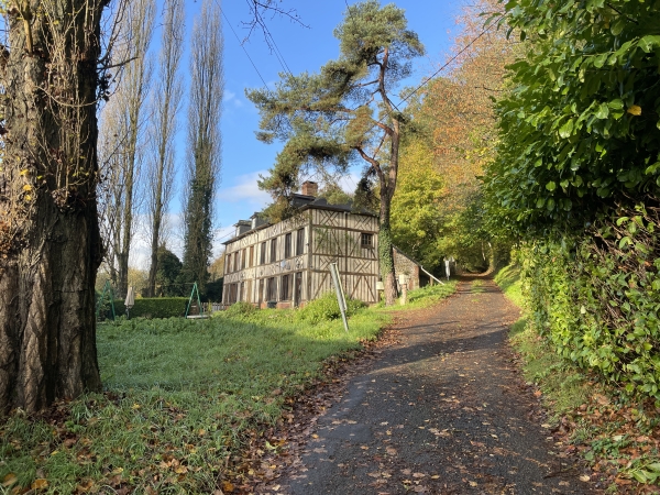 Cette fois-ci, nous n'avons pas vu l'ancienne filature de la vallée, cachée derrière ses haies et son portail métallique. Une photo se trouve dans l'album de la rando, répertoire 2014. Nous montons le Sentier de la Fosse.