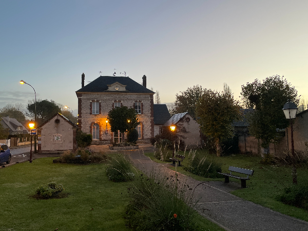 Je pars de la mairie et prends la direction de l'église.