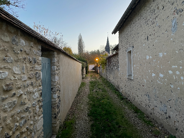 Me voilà dans la petite rue du Prieuré, l'église est en face.