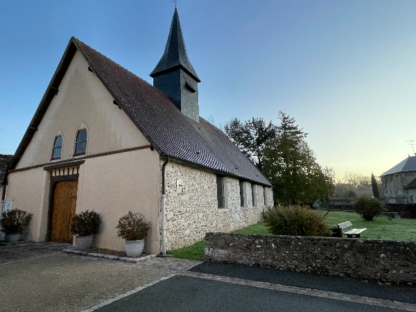 Je longe l'église Notre-Dame (XVIe XVIIIe). L'ancien cimetière qui entourait l'église a été désaffecté.