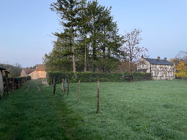 Regard arrière vers le bourg depuis le chemin du Pont du Gor.