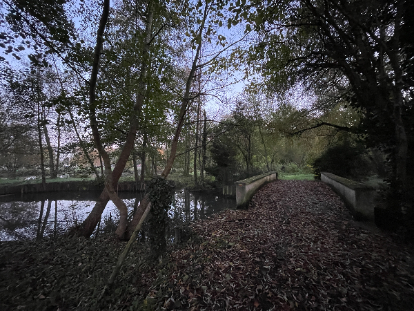 Le Pont du Gor traverse le cours d'eau de l'Aulnaie qui part alimenter l'Eure.