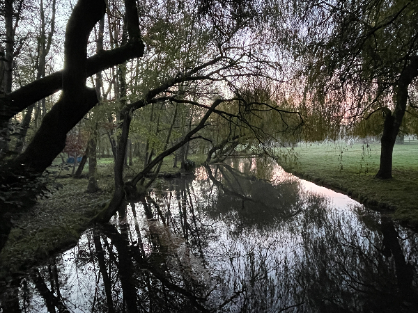 Regard sur le cours d'eau depuis le pont.