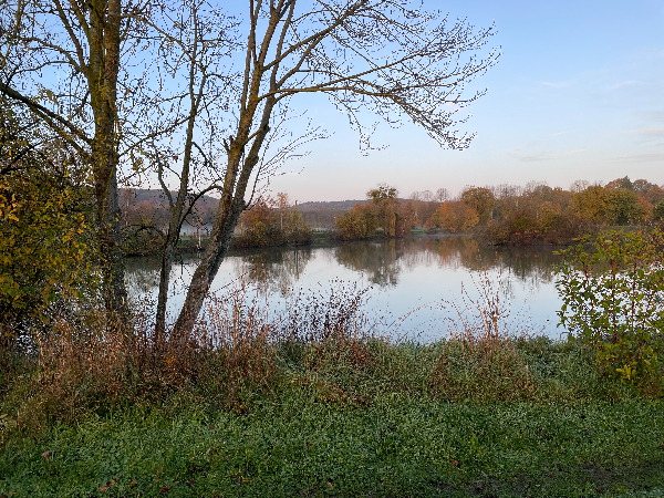 Voilà l'un des trois étangs, je vais le contourner pour revenir vers le bourg.