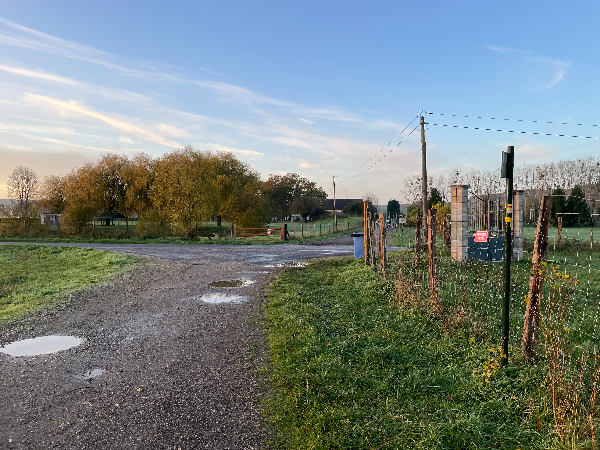 Je vais prendre à droite le Chemin des Sources, qui est une petite route.