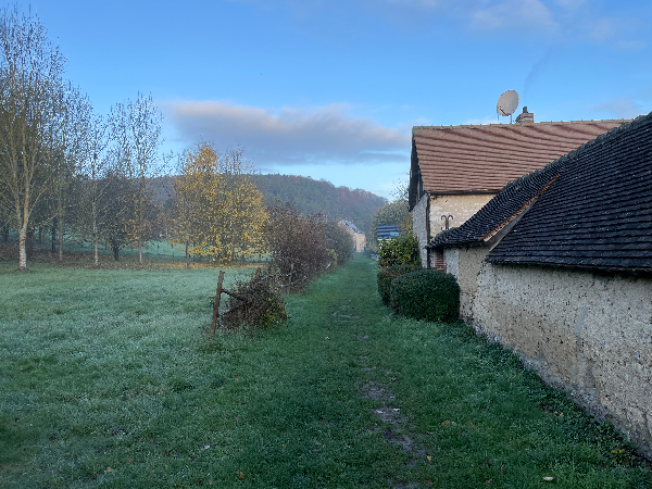 La rue de l'Avenir se termine en chemin herbeux.