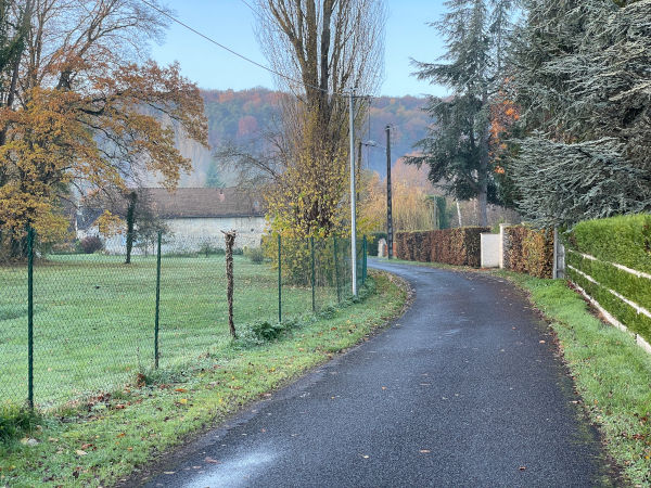 Je suis la rue du Moulin en direction du Rosey.