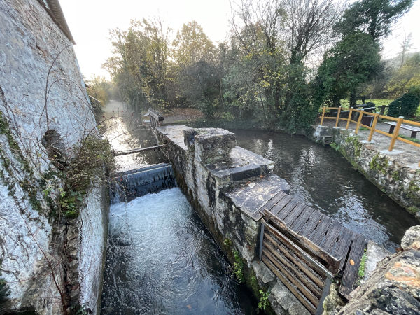Je traverse la rivière sur le pont de l'ancien moulin. On voit la promenade aménagée en face.
