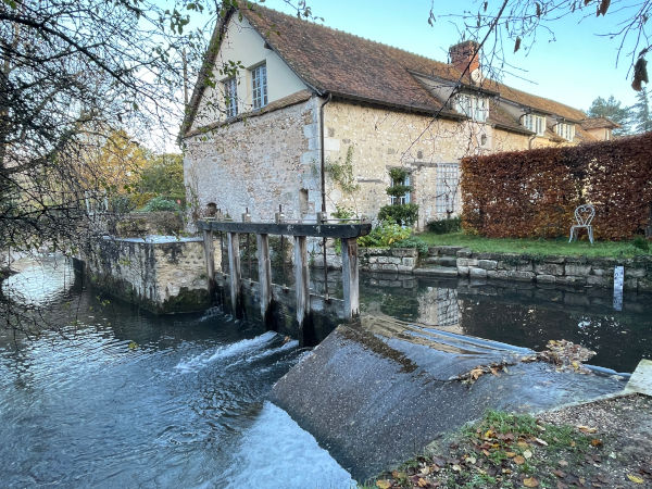 Le moulin vu depuis la Promenade du Bord de l'Eau.