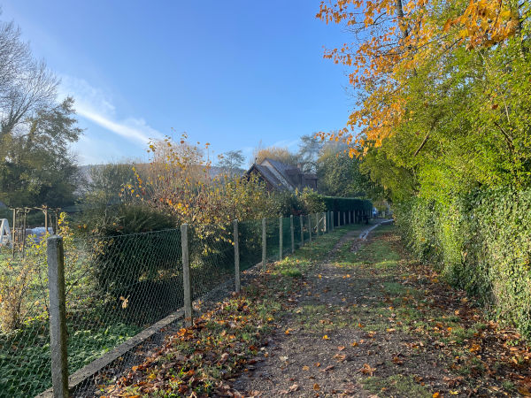 La Promenade du Bord de l'Eau se termine non loin du centre du bourg.