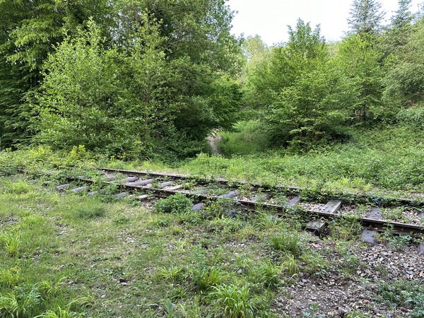 Traversée de l'ancienne ligne de chemin de fer Rouen - Orléans, qui est toujours ferrée... et en attente de projets...