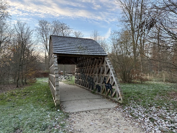 Nous sortons du carrefour&nbsp; du Parc Animalier par cette passerelle, illustrée de panneaux sur les animaux de la forêt.