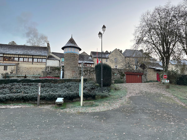 Nous partons du grand parking de la rue de Dessous, avec un coup d'œil sur le village.