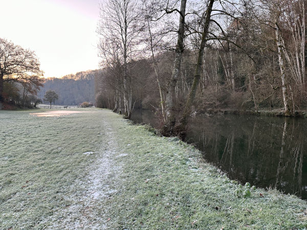 Le début de cette randonnée est prometteur : nous marchons dans les paysages de bord de Sarthe.