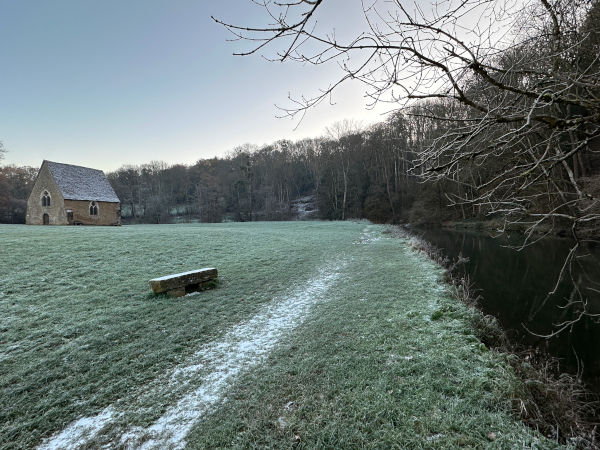Dans la boucle de la Sarthe, se dresse la chapelle dite du Petit Saint Céneri (XVe). Elle se visite, voir les photos dans l'album.