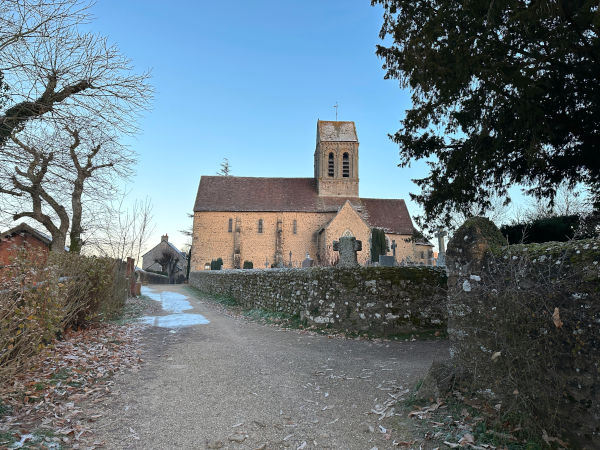 Nous continuons vers l'église Saint-Céneri (XIe), nous allons prendre le chemin ici à droite pour découvrir le panorama.