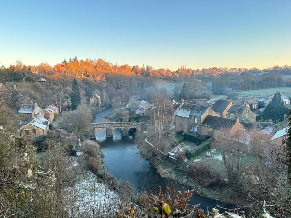 Voilà le panorama sur le village de St-Céneri-le-Gérei, classé un des plus beaux villages de France, et on comprend pourquoi. Nous descendons maintenant vers le pont.