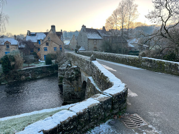 Nous allons traverser le pont et changer de département ! Les limites administratives ont coupé en deux le village originel.