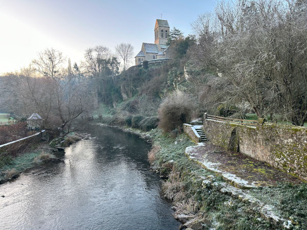 Regard arrière sur l'église Saint-Céneri. Ces paysages ont fait le bonheur de peintres paysagistes du XIXe siècle.