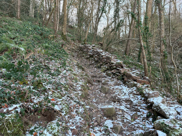 Nous montons sur le coteau en suivant cet antique chemin appelé Chemin des Gaulois.