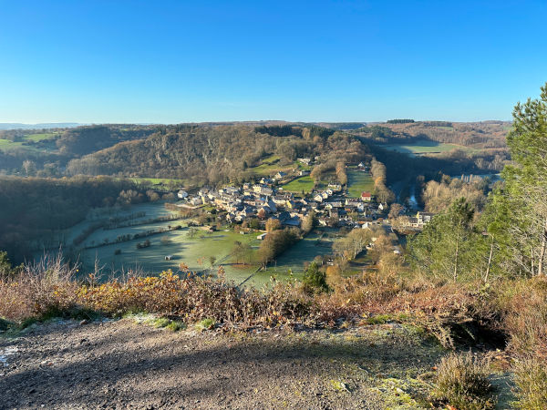 A proximité de St-Léonard-des-Bois, nous montons sur le Haut-Fourché pour découvrir le panorama sur le village et la vallée de la Sarthe.
