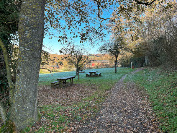 Une aire de pique-nique est aménagée sur le GR36 près du Gasseau.