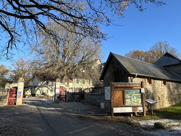 Le domaine du Gasseau est un parc de loisirs, nous suivons la petite route qui le contourne.