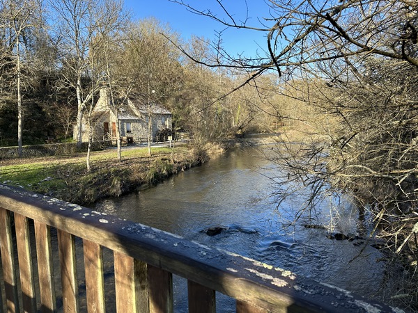 Nous traversons la Sarthe à proximité du moulin de Trotté.  Le moulin s'est arrêté en 1930 à la mort du dernier meunier.