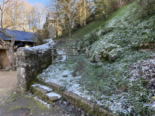 Nous entrons maintenant dans Saint-Céneri par le chemin de la Barre.