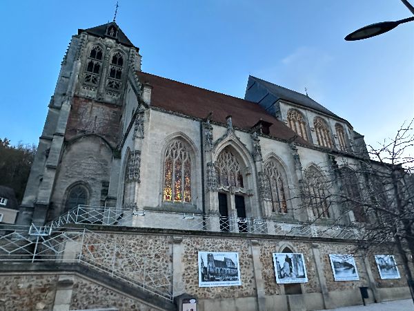Je pars du parvis de l'église Saint-Nicolas&nbsp; (XIIe XVIIe puis XIXe et XXe) qui domine la place de l'Eglise.
