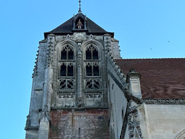La tour-clocher (XVIe) renferme la cloche nommée la Lazarre. Tout en haut du clocher, on peut voir le jacquemart chargé de sonner les heures. Il s'agit du consul romain Marcus Regulus, dans son uniforme de général, symbole de courage et de respect de la parole donnée.