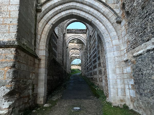 Je monte la majestueuse allée d'arches pour entrer dans l'ancien prieuré.