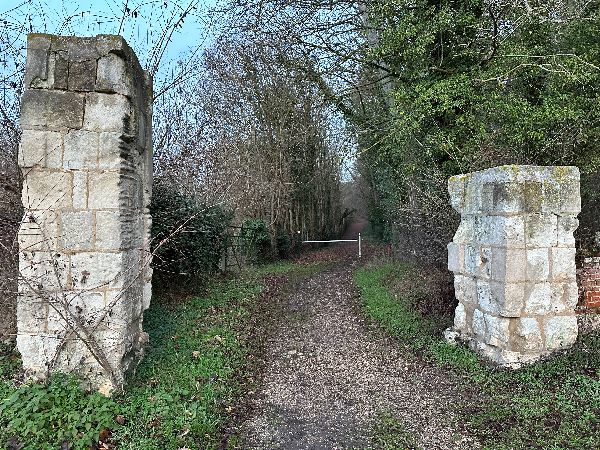 Je sors du prieuré en montant vers le plateau.