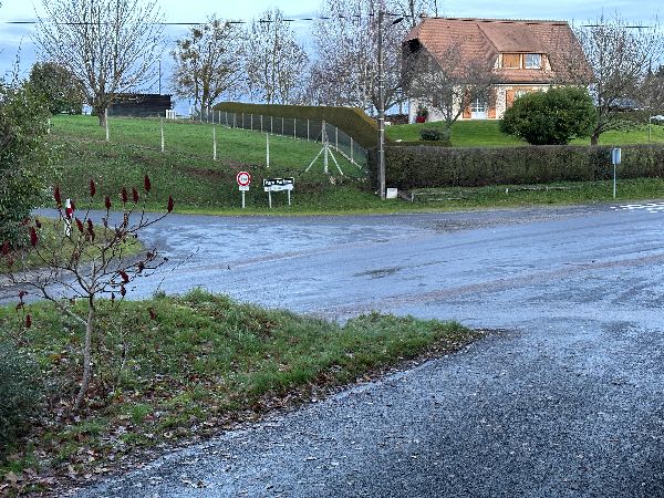 Je traverse la D25 pour continuer en face.