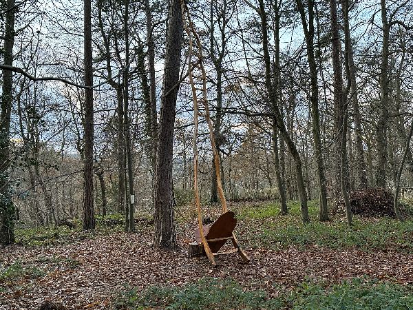 Voilà le fameux Parc Parissot. Il a été légué à la commune de Beaumontel par le sénateur Albert Parissot, à condition de l'entretenir et de l'ouvrir au public. On peut voir ici une installation de Xavier Rijs, restée après le Sentier d'Art de l'été 2022.