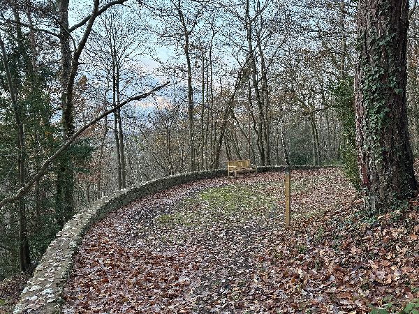 Et voici le Théâtre de Verdure créé par Albert Parissot. Pendant la seconde guerre mondiale, il a servi de cimetière aux pilotes allemands du terrain d'aviation voisin.&nbsp;