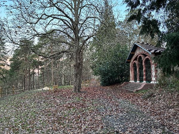 Et voici maintenant le Reposoir. Conçu pour permettre de s'asseoir un instant pour admirer le panorama sur la vallée, il est désormais protégé par de solides grilles.&nbsp;&nbsp;