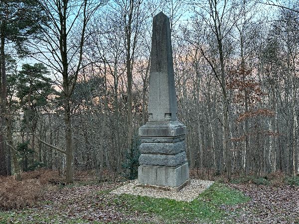 Cet obélisque a été érigé en mémoire d'Albert Parissot après sa mort. Détail glauque, son coeur et sa main seraient enterrés sous l'obélisque.
