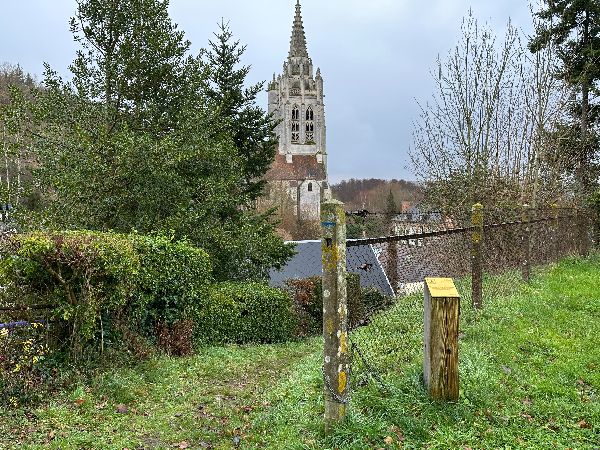 Eglise Saint-Pierre de Beaumontel en pierre de Goupillières et son clocher renaissance, comme l'indique le panneau à droite.