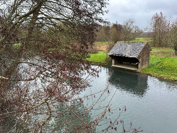 Traversée de la Risle à Beaumontel, avec ce lavoir à proximité du pont.