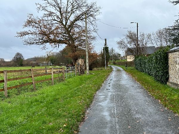 Je suis maintenant la douce plaine de la vallée de la Risle pour fermer la boucle.
