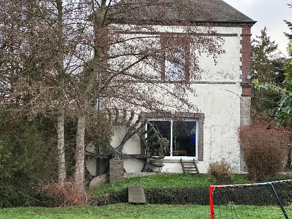 Les moulins ne manquaient pas sur le long de l'Iton, et certains ont été préservés comme ce moulin Mulot.