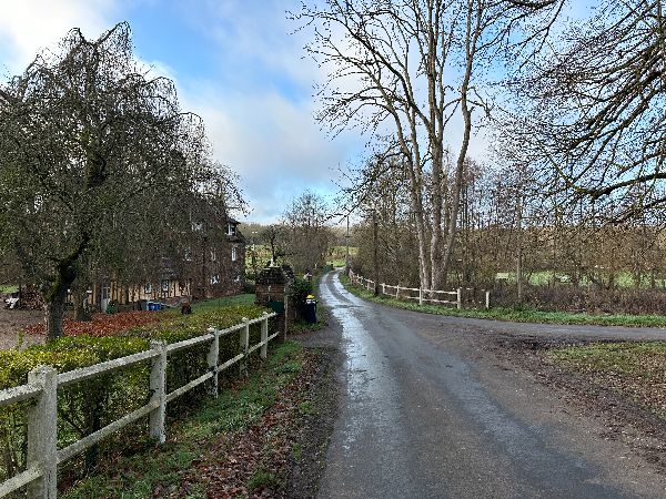 Nous suivons la D32 pour descendre ici au niveau du moulin du Coq, et nous continuons tout droit pour rejoindre un chemin qui longe l'Iton.