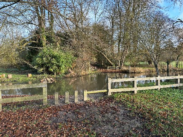 Ancien passage à gué sur l'Iton. Pas de panique, nous ne traversons pas et restons sur notre chemin.