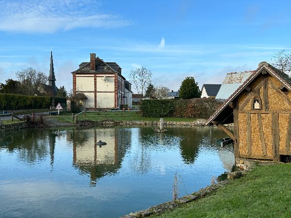 Nous traversons Manthelon, avec sa mare et son ancien lavoir. On peut deviner une sculpture de Saint-Martin sur le lavoir. Voir le détail dans l'album de la rando.