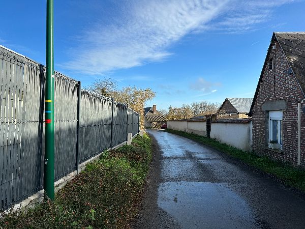 Nous traversons le Haut Sacq. On peut voir à gauche des balises des nombreux circuits de cette région.