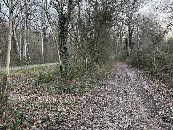 Le GR26 longe la Voie Verte, ancienne voie ferrée d'Evreux à Pont-Authou.